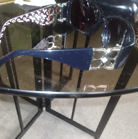 Black Sunglasses That Also Represent Breast Cancer Awareness 🎀 🕶. - Picture 5 of 6